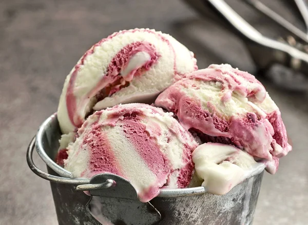 Gelato alla vaniglia e lampone — Foto Stock