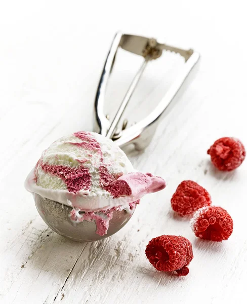 Helado de vainilla y frambuesa — Foto de Stock