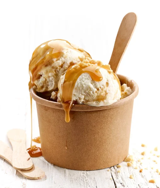 Eis mit Karamellsoße und gemahlenen Nüssen — Stockfoto