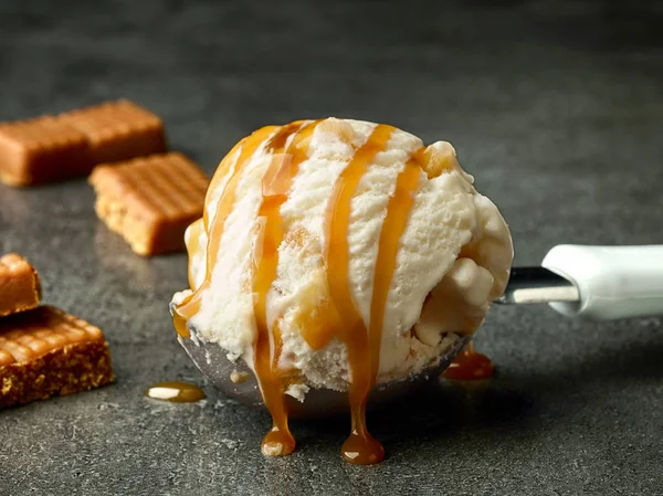 Înghețată cu sos de caramel — Fotografie, imagine de stoc