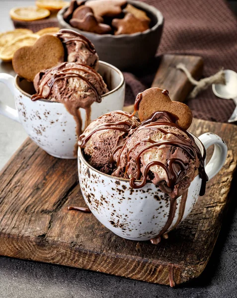 ジンジャーブレッド心で飾られたチョコレート アイス クリーム — ストック写真