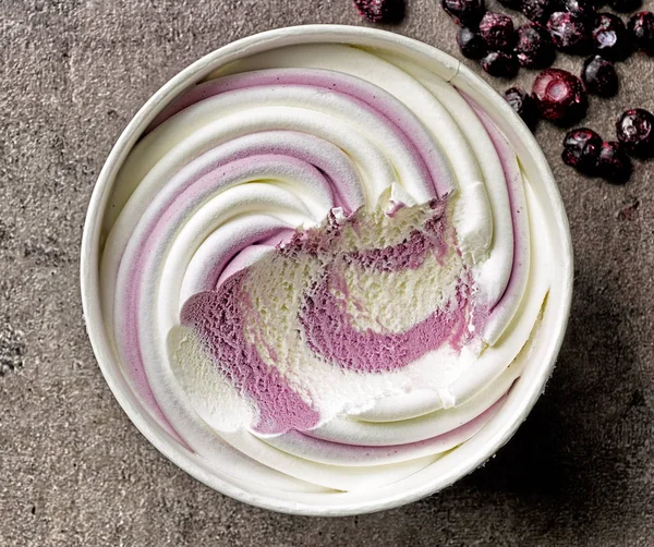 香草和蓝莓冰淇淋 — 图库照片
