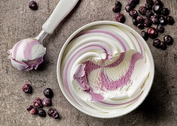 Helado de vainilla y arándanos —  Fotos de Stock