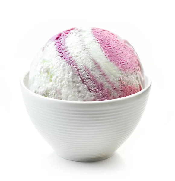 Bola de helado en tazón blanco — Foto de Stock