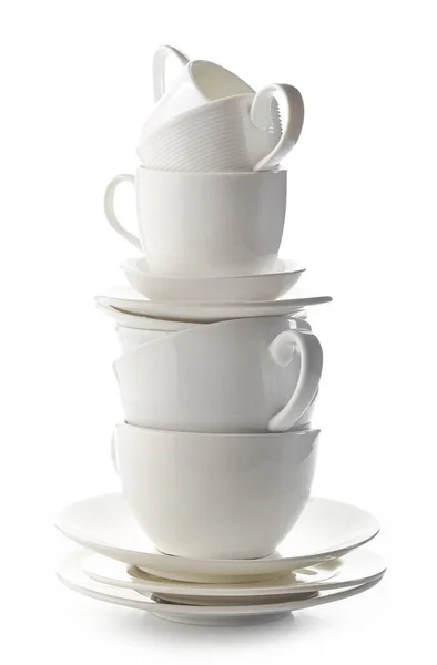 Стопка белых чашек и тарелок — стоковое фото