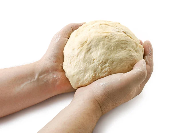Masa cruda fresca en manos de panaderos — Foto de Stock
