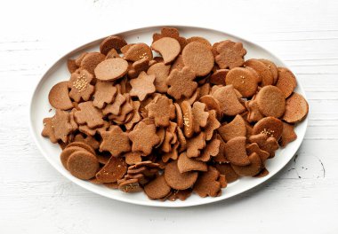Beyaz plaka üzerinde taze pişmiş gingerbreads