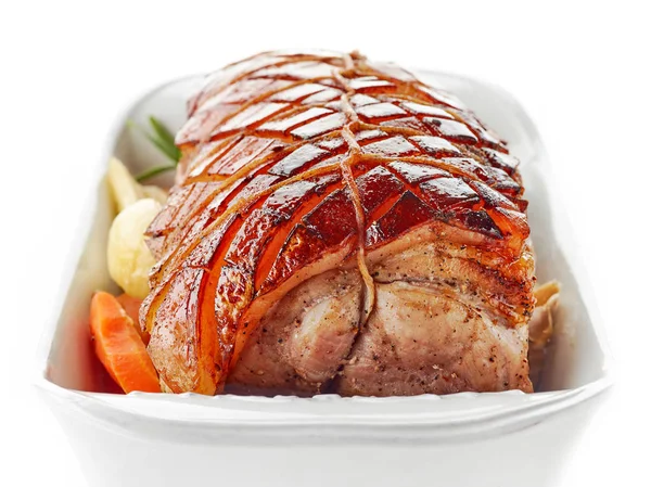 Beyaz zemin üzerine kavrulmuş domuz eti — Stok fotoğraf
