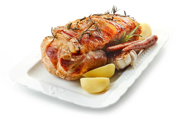 Kavrulmuş domuz eti ve sebze beyaz plaka üzerinde — Stok fotoğraf