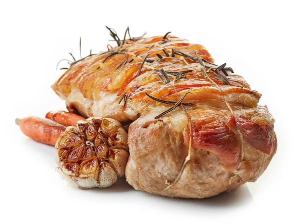 Pečené vepřové maso a zelenina na bílém pozadí — Stock fotografie