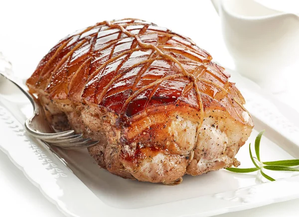 Жареная свинина на белой тарелке — стоковое фото