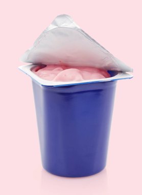mavi plastik kapta taze pink berry yoğurt