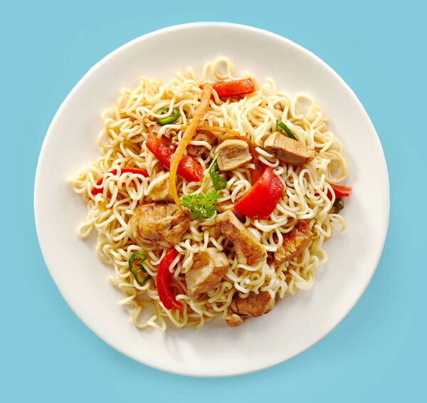 noodles with chicken and vegetables