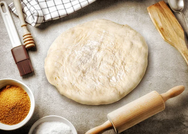 Dough and baking utensil — Stock Photo, Image