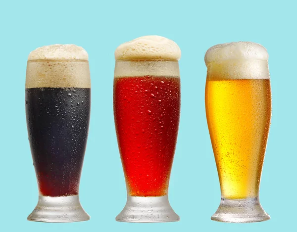 Vari bicchieri di birra su sfondo blu — Foto Stock