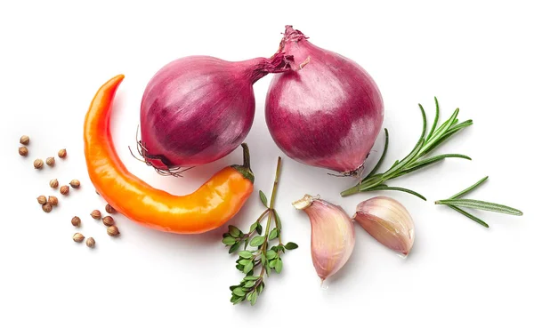 Rote Zwiebeln und Gewürze auf weißem Hintergrund — Stockfoto