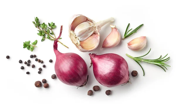 Rote Zwiebeln und Gewürze auf weißem Hintergrund — Stockfoto