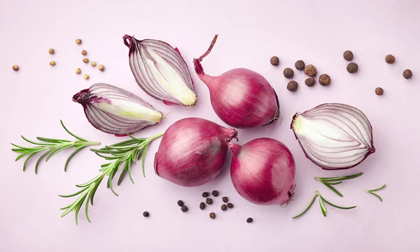 Red onions and spices — Stock Photo, Image
