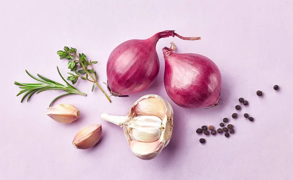 Red onions and spices — Stock Photo, Image