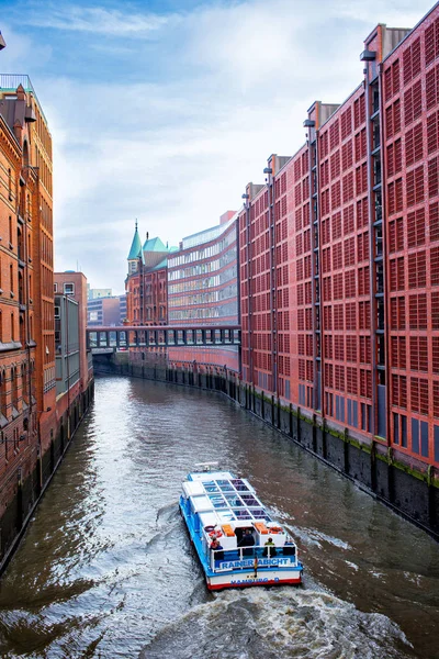 Hamburg város csatorna és tégla épületek — Stock Fotó