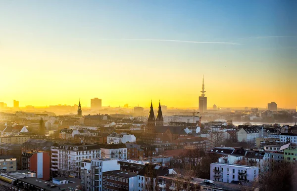 Gün batımında Hamburg şehrinin panoramik