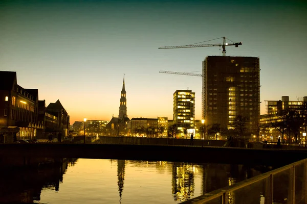 Hamburgo siluetas de la ciudad por la noche — Foto de Stock