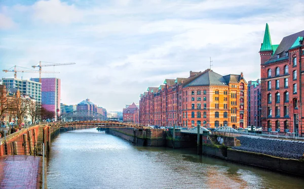 Hamburger Stadtkanal und rote Backsteinbauten — Stockfoto
