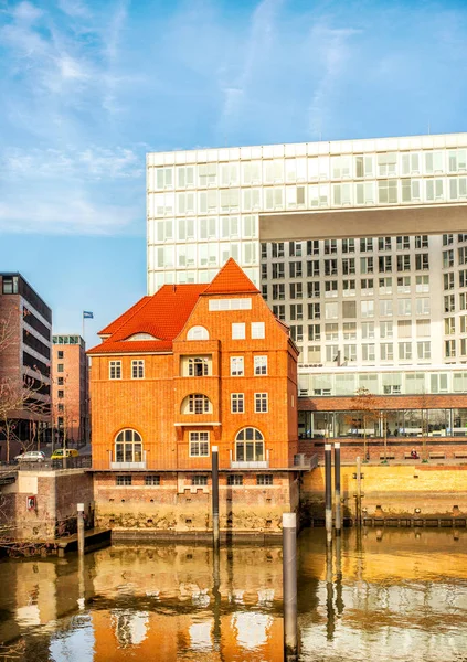 Alt- und Neubauten in Hamburg — Stockfoto