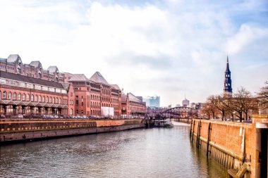  Hamburg kırmızı tuğla binalar ve şehir Kanal Görünümü