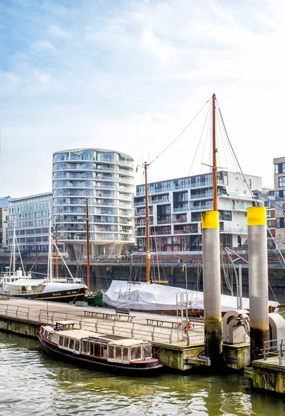 Vista del puerto de Hamburgo y edificios modernos — Foto de Stock