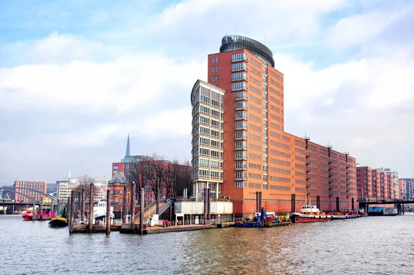 Panorámás kilátás nyílik a vörös tégla épületek Hamburg — Stock Fotó