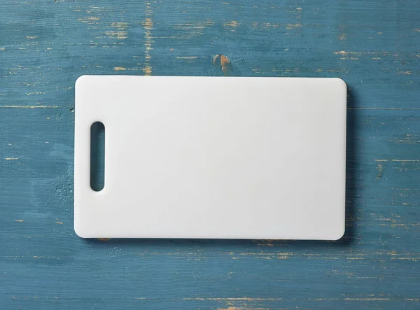 Mavi masada beyaz plastik kesme tahtası