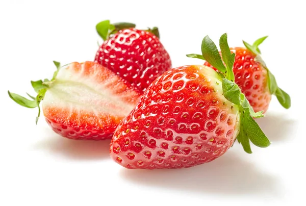 Frische Erdbeeren auf weißem Hintergrund — Stockfoto