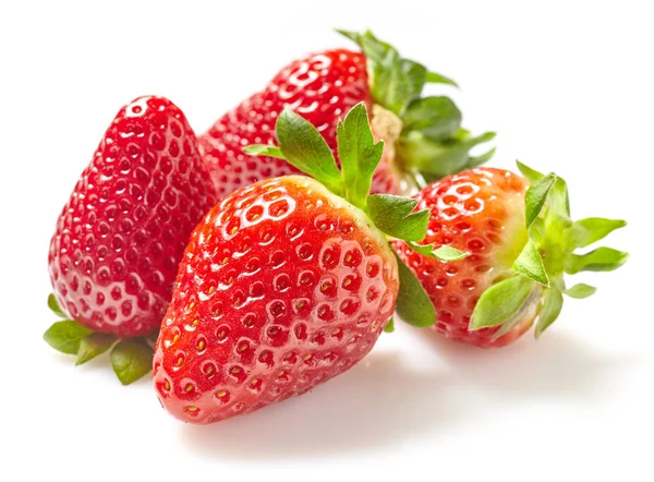 Frische Erdbeeren auf weißem Hintergrund — Stockfoto