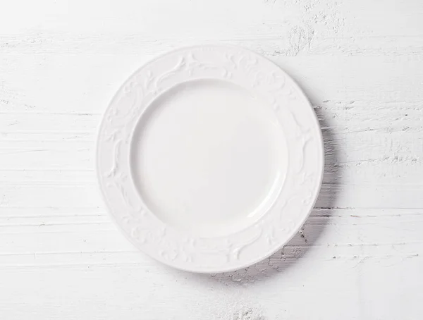 白色的木桌上的空盘子 — 图库照片