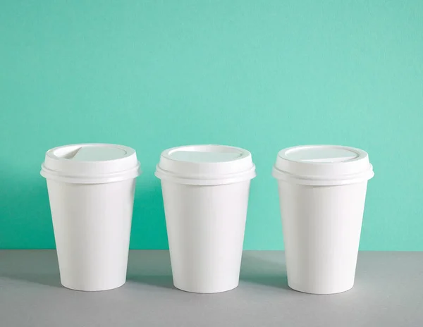 Kaffeetassen aus weißem Papier — Stockfoto