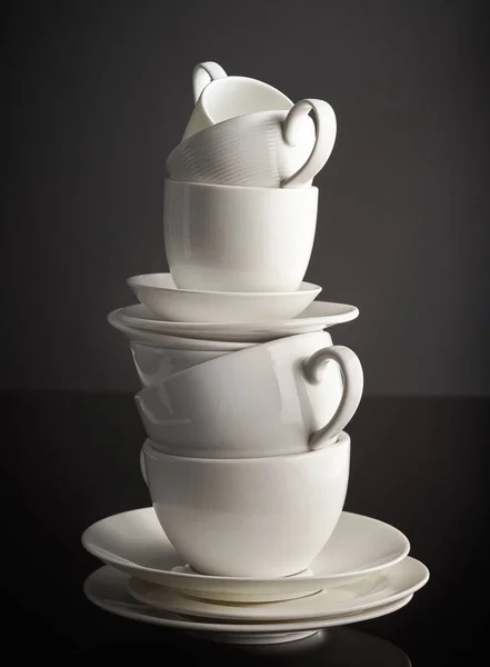 Стопка чашек и тарелок белого кофе — стоковое фото
