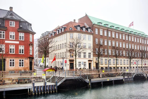 Kanal und ved stranden street, Kopenhagen — Stockfoto