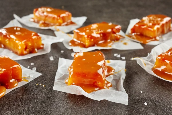 Zelfgemaakte gezouten karamel snoep — Stockfoto