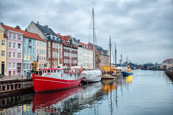 Нічний погляд Нюхавн та забезпечує канал, Копенгаген — стокове фото