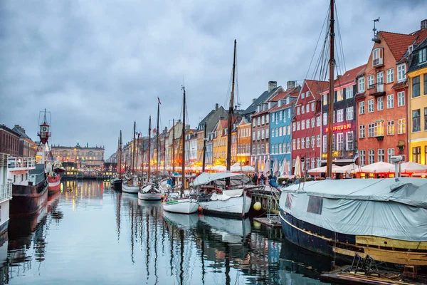 Нічний погляд Нюхавн та забезпечує канал, Копенгаген — стокове фото