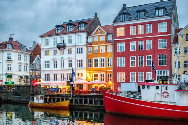 Vista nocturna del canal Nyhavn, Copenhague —  Fotos de Stock