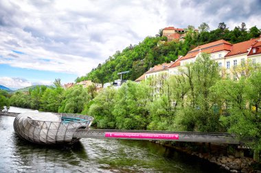 Murinsel Köprüsü Graz eski şehirde, Avusturya