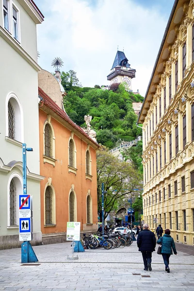 Torre del reloj viejo y vista a la calle en Graz, Austria — Foto de Stock