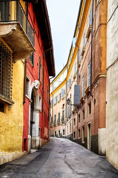 Rue étroite de montagne à Vérone — Photo