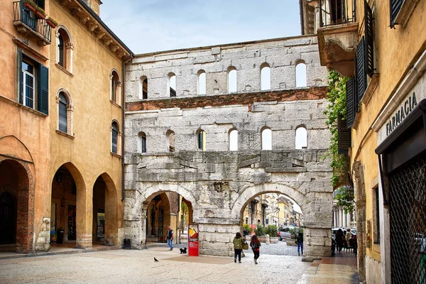Antica Porta Borsari romana a Verona — Foto Stock