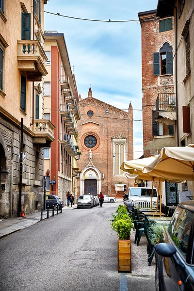 Vue sur la rue et église de Sainte Eufemia à Vérone. Italie — Photo