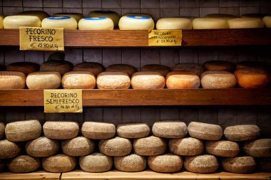 Bir bakkal dükkanında Pienza lezzetli peynir