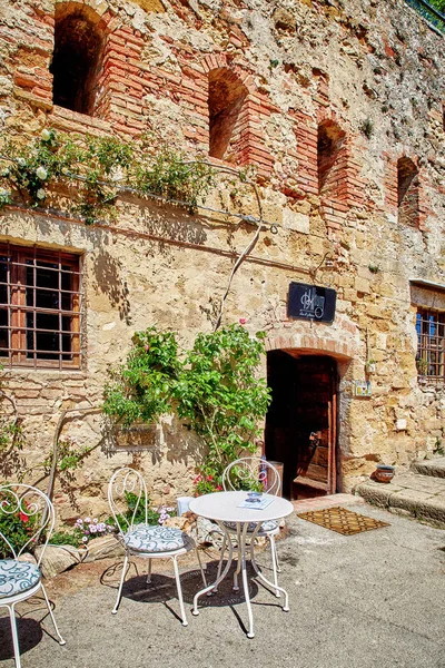 Schöne Kaffeebar im antiken Gebäude von Pienza — Stockfoto