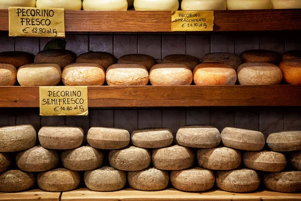 Delicious cheeses in a grocery store in Pienza — Stock Photo, Image